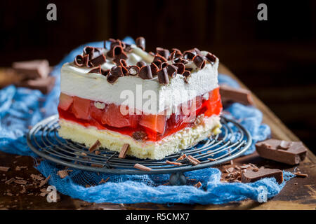 Primo piano della gustosa torta con la gelatina di scaglie di cioccolato e frutta Foto Stock