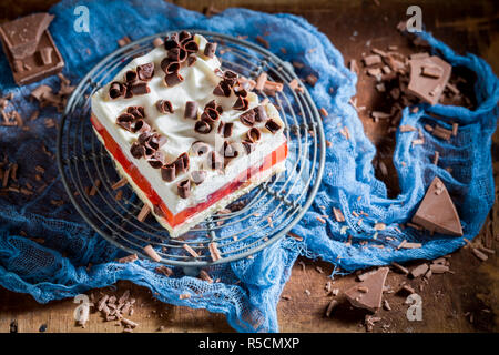 La torta con la gelatina, scaglie di cioccolato e frutta Foto Stock