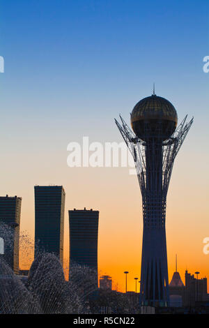 Il Kazakistan, Astana, Nurzhol Bulvar - viale centrale, Torre di Bayterek Foto Stock