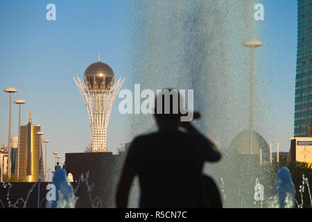 Il Kazakistan, Astana, Nurzhol Bulvar - viale centrale, Torre di Bayterek Foto Stock