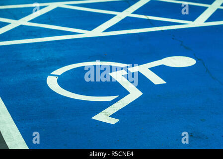 Blue Badge di spazio di parcheggio in Cambridge shopping centre, UK. Foto Stock