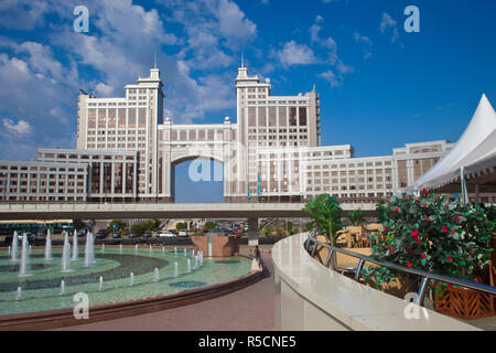 Il Kazakistan, Astana, Nurzhol Bulvar - edificio KazMunaiGas home per il petrolio e il Gas Ministero Foto Stock