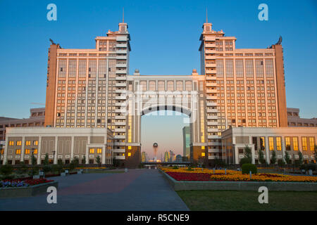 Il Kazakistan, Astana, Nurzhol Bulvar - edificio KazMunaiGas home per il petrolio e il Gas Ministero Foto Stock