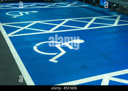 Blue Badge di spazio di parcheggio in Cambridge shopping centre, UK. Foto Stock