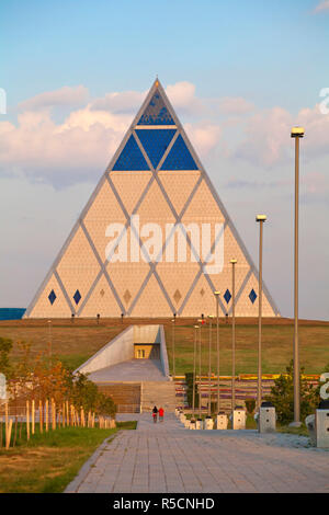 Il Kazakistan, Astana, Palazzo della pace e della riconciliazione piramide disegnato da Sir Norman Foster Foto Stock