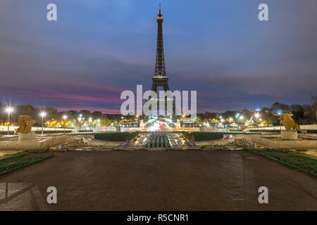 La mattina molto presto l'alba sulla torre Eiffel non illuminato a tutti, vista dal Trocadero fontana acqua a Parigi, uno dei più visitati edificio da th Foto Stock