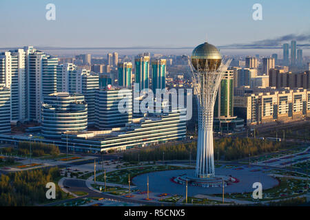 Il Kazakistan, Astana, vista del centro città guardando verso la Torre di Bayterek Foto Stock