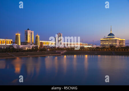 Il Kazakistan, Astana, vista città riflettendo nel fiume Isahim - guardando verso l'Orda Ak Palazzo Presidenziale Foto Stock