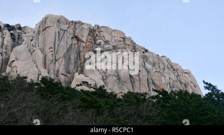 Vista la grande roccia Ulsanbawi Seoraksan nel Parco Nazionale. Corea del Sud Foto Stock