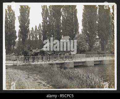 Artiglieria di campo a cavallo su un ponte [St Floris, Francia]. Gli uomini del XIII brigata, campo reale di artiglieria sotto il comando di Lieut-Col. Tyler, 30 luglio 1915. Record dell'esercito indiano in Europa durante la Prima Guerra Mondiale. Xx secolo, 30 luglio 1915. Gelatina stampe d'argento. Fonte: Foto 24/(170). Autore: Girdwood, H. D. Foto Stock