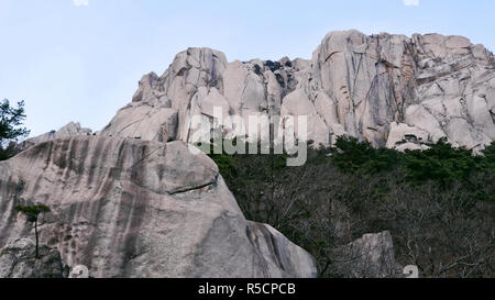 Vista la grande roccia Ulsanbawi Seoraksan nel Parco Nazionale. Corea del Sud Foto Stock