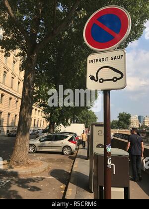 Parigi, Francia. Parcheggio limitato a veicoli elettrici. Foto Stock