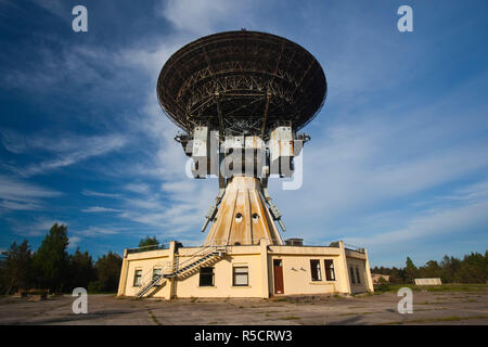 La lettonia, occidentale della Lettonia, regione di Kurzeme, Irbene, Ventspils Radio internazionale centro di astronomia, dell era sovietica R-32, 600 ton radio telescopio di spionaggio Foto Stock