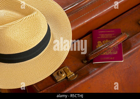 Vintage Valigetta in pelle con cappello di Panama e passaporto britannico Foto Stock