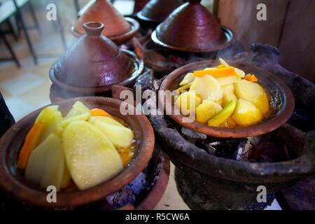 Gli ingredienti di base di una tagine di cottura, Marrakech, Marocco, Africa del Nord Foto Stock