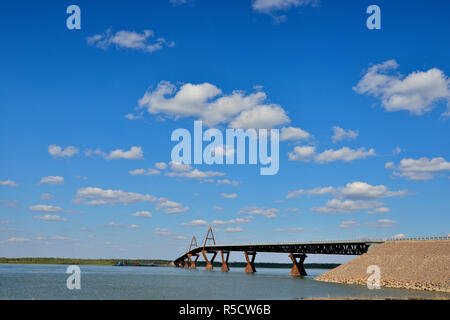 Il DEH Cho ponte sopra il fiume MacKenzie, Fort Providence, Northwest Territories, Canada Foto Stock