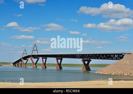 Il DEH Cho ponte sopra il fiume MacKenzie, Fort Providence, Northwest Territories, Canada Foto Stock