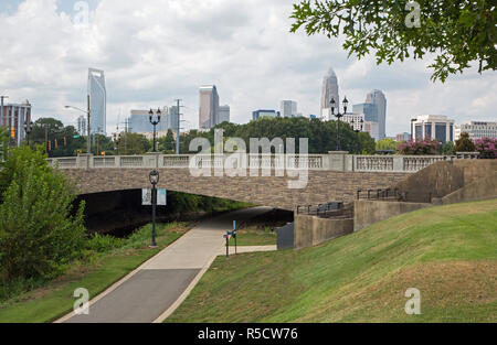 CHARLOTTE, NC - Agosto 9, 2015: Visualizzazione dei quartieri residenziali di Charlotte, Carolina del Nord, dal piccolo Sugar Creek Greenway. Foto Stock