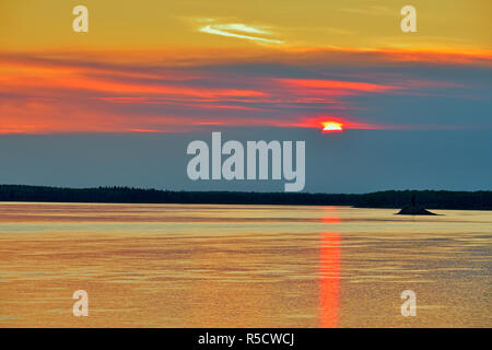 Tramonto attraverso forest fire haze oltre il Fiume MacKenzie, Fort Providence, Northwest Territories, Canada Foto Stock