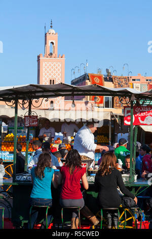 Stallo di alimentare la vendita di lumache, Piazza Jamaa el Fna e alla Medina, Marrakech, Marocco Foto Stock