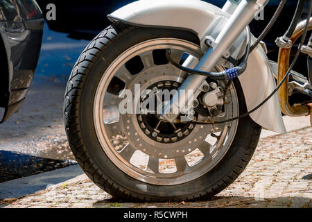 Numero di sicurezza blocco lucchetto ruota di moto sulla strada Foto Stock