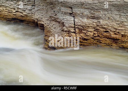 Sambaa Deh cade sul fiume di trota, Sambaa Deh cade parco territoriale, Northwest Territories, Canada Foto Stock