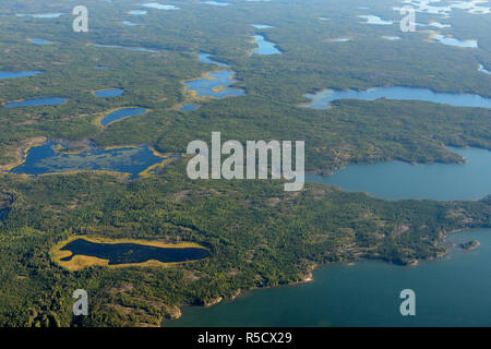 Paesaggio artico dall'aria, lungo il tragitto da Yellowknife a Nunavut Territorio, Nunavut Territorio, Canada Foto Stock