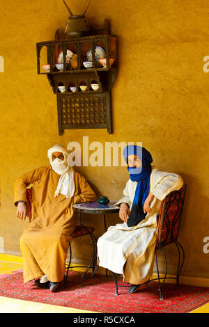 Berber uomini in abito tradizionale, Merzouga, Marocco, (MR) Foto Stock