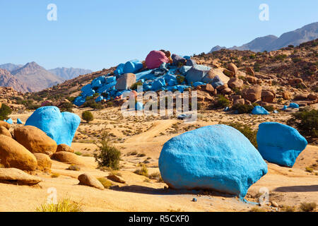 Sassi Dipinti (lavoro di artista belga Jean Veran), Aguerd Oudad, nr Tafraoute, Anti Atlas, Marocco Foto Stock