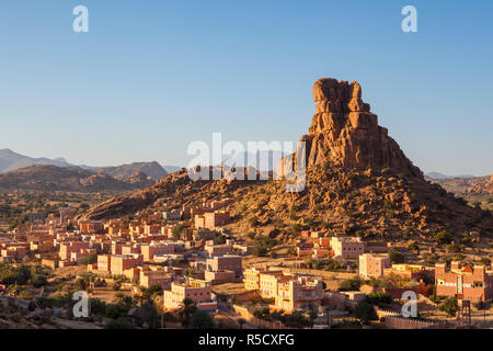 Il villaggio Berbero di Aguerd Oudad e la formazione di roccia Le Chapeau de Napoleone (di Napoleone Hat), nr. Tafraoute, Anti Atlas, Marocco Foto Stock