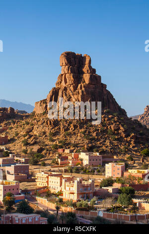 Il villaggio Berbero di Aguerd Oudad e la formazione di roccia Le Chapeau de Napoleone (di Napoleone Hat), nr. Tafraoute, Anti Atlas, Marocco Foto Stock