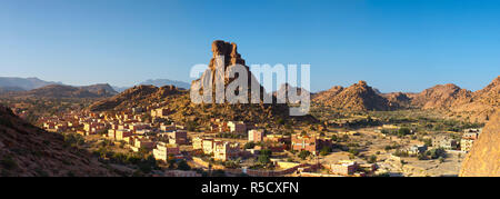 Il villaggio Berbero di Aguerd Oudad e la formazione di roccia Le Chapeau de Napoleone (di Napoleone Hat), nr. Tafraoute, Anti Atlas, Marocco Foto Stock