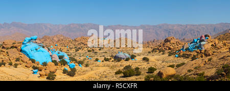 Sassi Dipinti (lavoro di artista belga Jean Veran), Aguerd Oudad, nr Tafraoute, Anti Atlas, Marocco Foto Stock