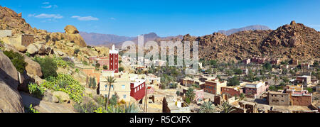 Vista in elevazione al di sopra della Moschea Rossa di Adai, Tafraoute, Anti Atlas, Marocco Foto Stock