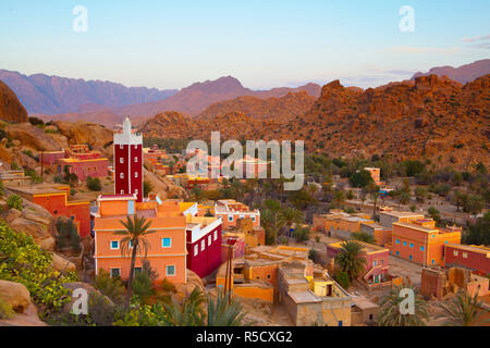 Vista in elevazione al di sopra della Moschea Rossa di Adai, Tafraoute, Anti Atlas, Marocco Foto Stock