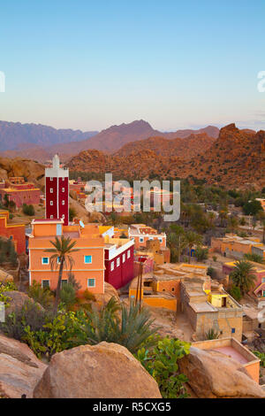 Vista in elevazione al di sopra della Moschea Rossa di Adai, Tafraoute, Anti Atlas, Marocco Foto Stock