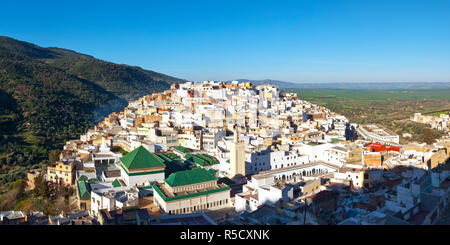 Vista in elevazione per la storica cittadina collinare di Moulay Idriss, Marocco Foto Stock