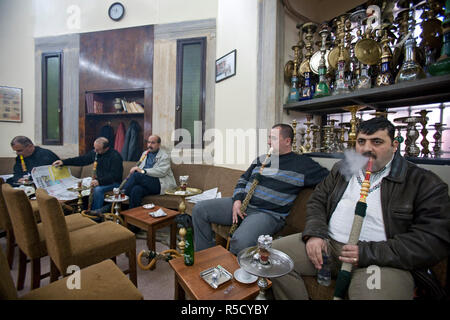 Turksish uomini fumatori Nargiles più thier tubi bolle. Corlulu Ali Pasha Cafe, Istanbul, Turchia. (PR) Foto Stock