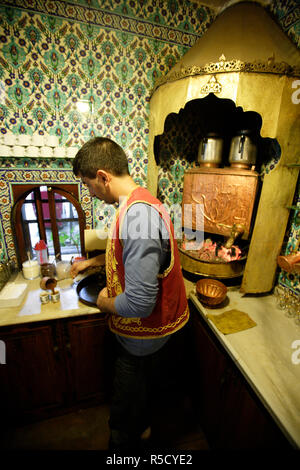 Cameriere preparare caffè turco nella cucina di Pierre Loti Cafe, Eyup, Istanbul, Turchia Foto Stock