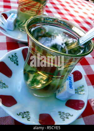 Bicchieri di Turco tè Apple. Pierre Loti Cafe, Eyup, Istanbul, Turchia Foto Stock