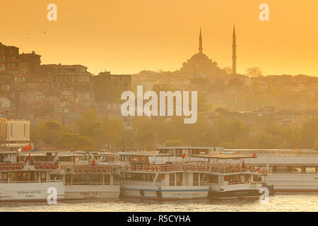 La moschea e la Ferries sul lungomare del Golden Horn, Istanbul, Turchia Foto Stock