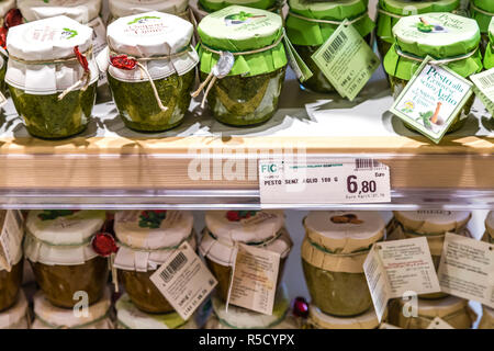 BOLOGNA, Italia - 2 ottobre 2018: luci sono illuminanti di vasetti di pesto alla genovese a FICO EATALY mondo, la più grande industria agro-alimentare parco nel mondo Foto Stock