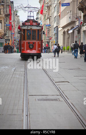 Tram Nostalgico Su Istiklal Caddasi, area di Beyoglu, Istanbul, Turchia Foto Stock