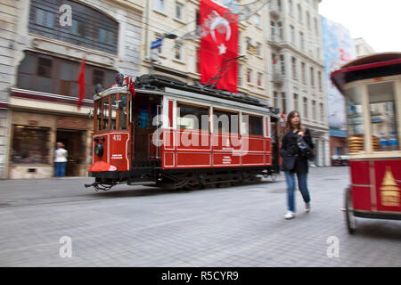 Tram Nostalgico Su Istiklal Caddasi, area di Beyoglu, Istanbul, Turchia Foto Stock