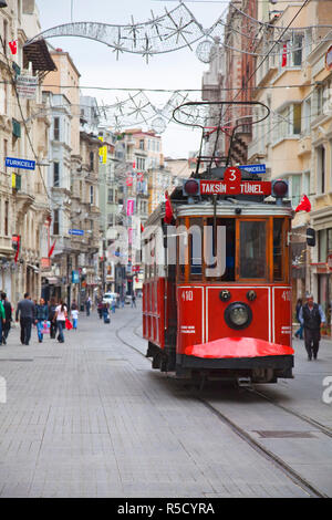 Tram Nostalgico Su Istiklal Caddasi, area di Beyoglu, Istanbul, Turchia Foto Stock