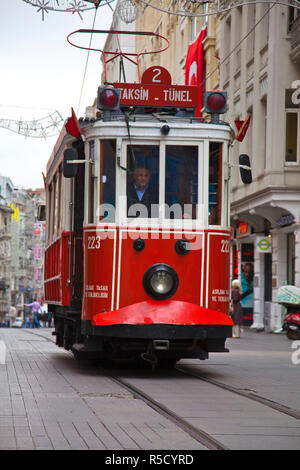 Tram Nostalgico Su Istiklal Caddasi, area di Beyoglu, Istanbul, Turchia Foto Stock