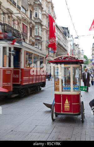 Tram Nostalgico Su Istiklal Caddasi, area di Beyoglu, Istanbul, Turchia Foto Stock