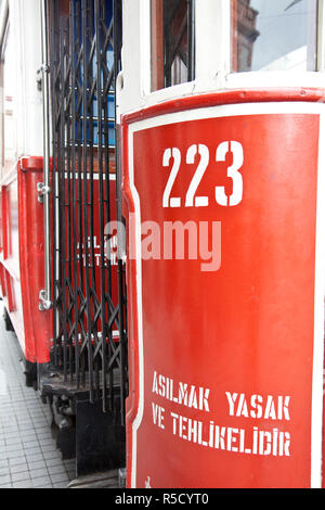 Tram Nostalgico Su Istiklal Caddasi, area di Beyoglu, Istanbul, Turchia Foto Stock