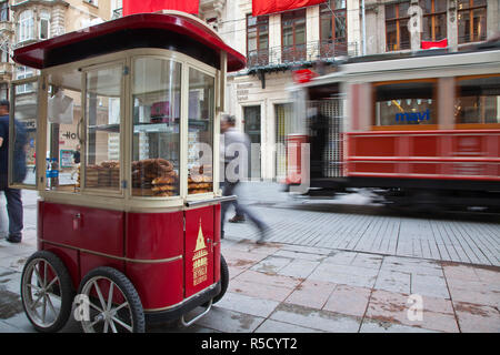 Tram Nostalgico Su Istiklal Caddasi, area di Beyoglu, Istanbul, Turchia Foto Stock