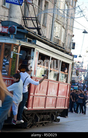 Tram Nostalgico Su Istiklal Caddasi, area di Beyoglu, Istanbul, Turchia Foto Stock